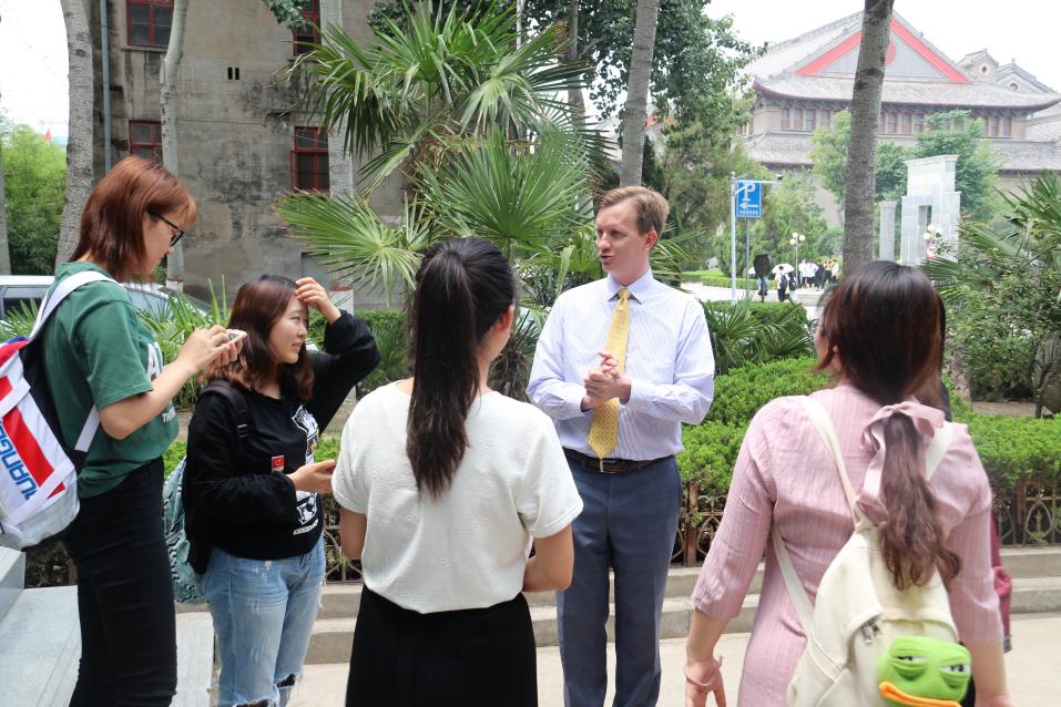 说明: 原美国西密苏里州立大学候任董事长马修•威尔逊为员工授课